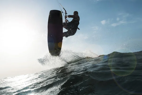 Surfer πηδώντας ένα κύμα μπροστά από την κάμερα — Φωτογραφία Αρχείου