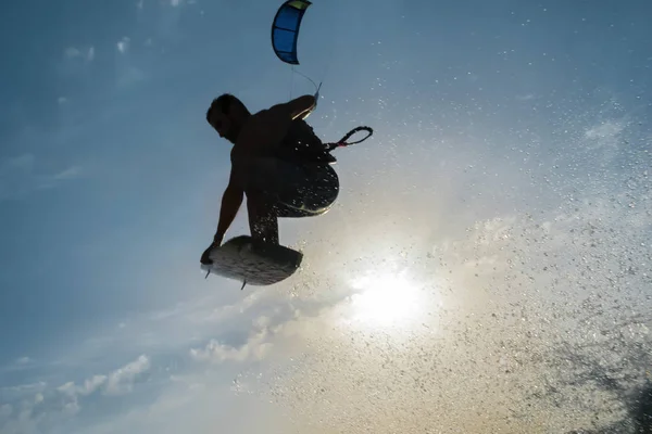 Surfer flying towards the sun — Stock Photo, Image