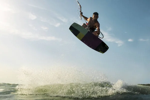 Surfer hoppa framför kameran — Stockfoto