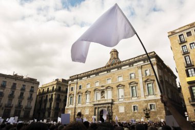 kişi hakları için ayakta sallayarak bayrak