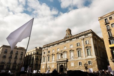 Beyaz posterlerini açmaları ve bir bayrak ile barışçıl protesto