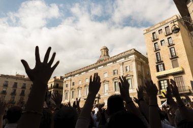 Ayakta yukarıya onların hakları elleri olan insanlar