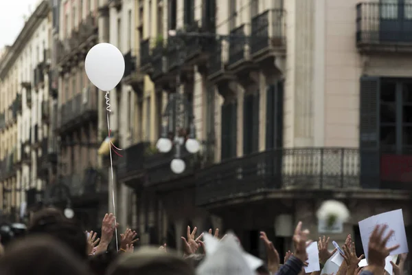 Банковский шар во время протеста по улицам — стоковое фото
