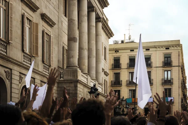 Люди протестующие с белыми флагами — стоковое фото