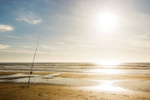 Vissen bij zonsondergang vanaf de kust — Stockfoto