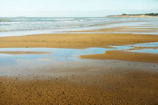 Praia de Barrosa em Cádiz na maré baixa — Fotografia de Stock