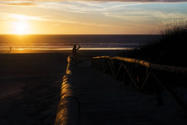 Man een selfie nemen bij zonsondergang op het strand — Stockfoto