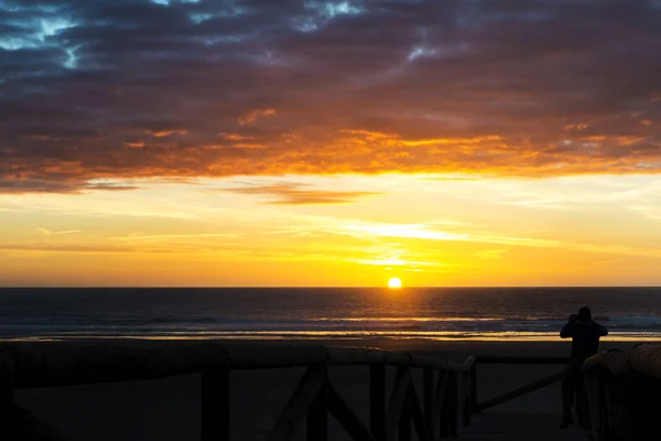 Photographing the cloudy sunset on the beach — Stock Photo, Image