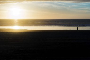 Sahilde günbatımı ışıkta gezinme