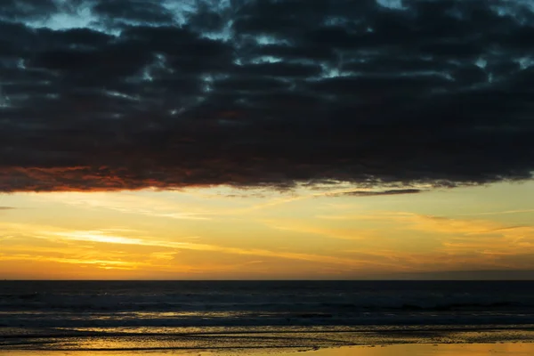 Sonnenuntergang mit Gewitterwolken über dem Meer — Stockfoto