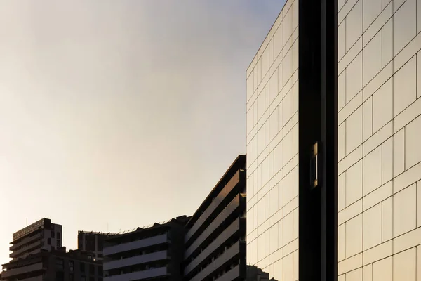 Achtergrond van beton en glas gebouwen — Stockfoto