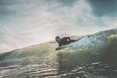 Onun bodyboard üzerinde bir dalga kişini