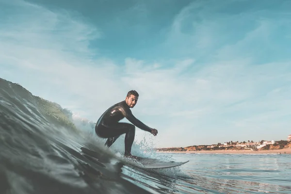 Surfare rider på en våg — Stockfoto