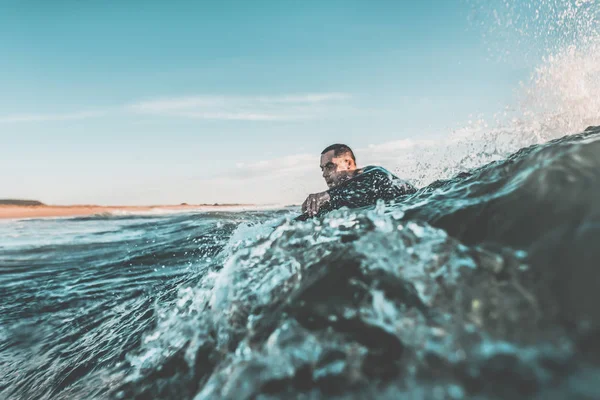 Surfer που προσπαθεί να πιάσει ένα κύμα — Φωτογραφία Αρχείου