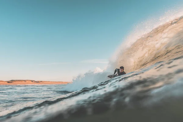 Surfer ιππασίας ένα κύμα με του bodyboard — Φωτογραφία Αρχείου