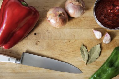 sebze ve bir bıçak ile ahşap kesme tahtası
