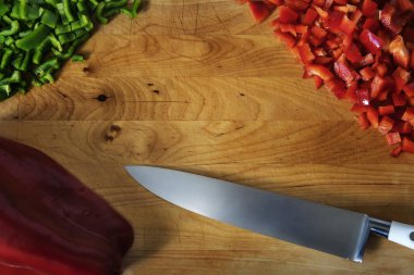 doğranmış biber ve bir bıçak ile ahşap masa