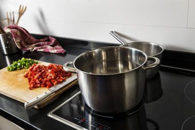 pişirme tencere ahşap bir masa biber ile