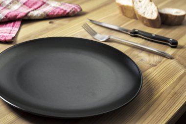 boş levha, mutfak bez, ekmek ve çatal bıçak takımı