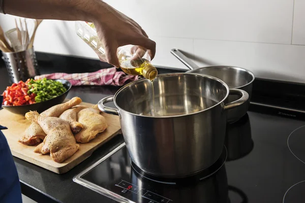 Şef el dökme yağı bir tencereye içine