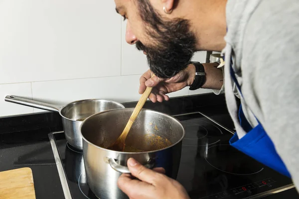 Ερασιτέχνης μάγειρας μυρωδιά το φαγητό ετοιμάζεται — Φωτογραφία Αρχείου