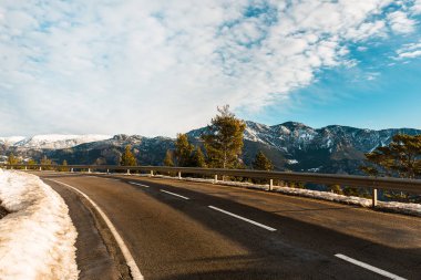 Kış aylarında ülke Road'da dağlar