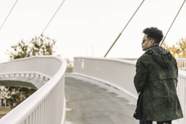 Modern güneş gözlüklü yakışıklı siyahi adam.