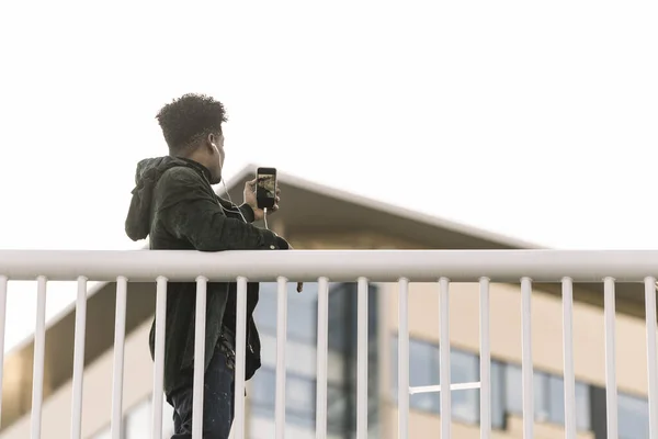 Uomo nero prendendo un selfie per i social media — Foto Stock