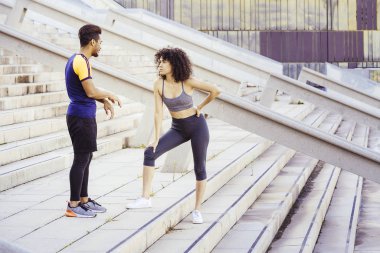 Irklar arası koşucular trenden sonra dinleniyor.