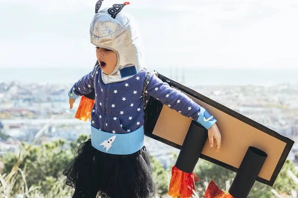 Fille jouer à super-héros avec costume fait maison — Photo