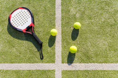 Sahadaki raket tenis nesnelerinin üst görünümü