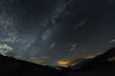 Bir dağ manzarası vadisinde yıldızlı gökyüzü