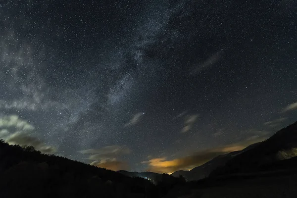 Sternenhimmel über dem Tal einer Berglandschaft — Stockfoto