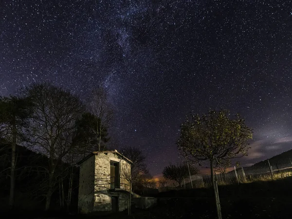 美丽的夜空笼罩着一个小棚屋 — 图库照片