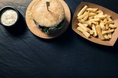 Geçmişinde patates kızartması olan gurme burger.