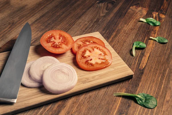 切菜板上的西红柿和洋葱片 — 图库照片