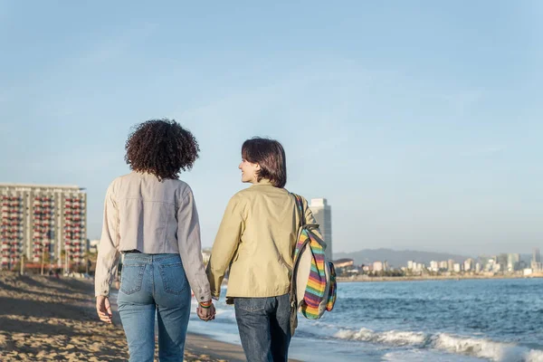 Giovane coppia di donne lesbiche camminare mano nella mano — Foto Stock