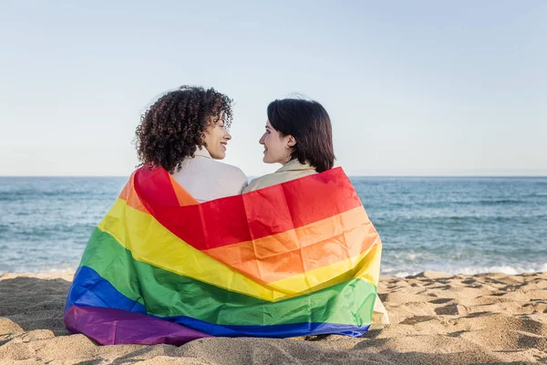 Lesbičky pár chystá políbit před mořem — Stock fotografie