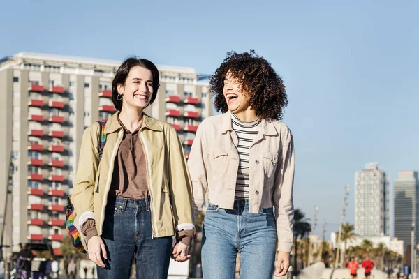 Ein multiethnisches Paar, das spazieren geht und lacht — Stockfoto
