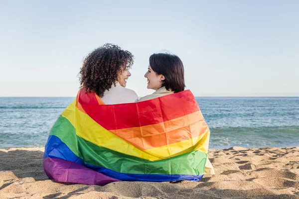 Coppia di donne che ridono con bandiera arcobaleno — Foto Stock