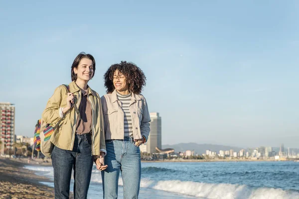 Coppia omosessuale di ragazze che camminano sulla spiaggia — Foto Stock