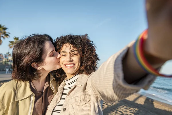 Selfie di due ragazze baciare — Foto Stock