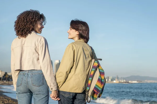 Coppia di donne omosessuali innamorate che si tengono per mano — Foto Stock