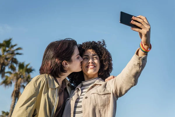 Διαφυλετικό νεαρό ζευγάρι γυναικών που κάνουν selfie — Φωτογραφία Αρχείου