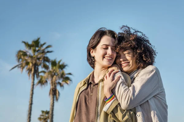 Interrazziale coppia femminile di donne gay innamorate — Foto Stock