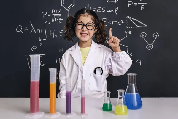 Laboratuar Önlüklü Kimyasallı Gözlüklü Gülümseyen Bilim Adamı Çocuk Bir Fikri — Stok fotoğraf