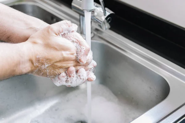 石鹸泡と水で金属の山の中で洗濯する男の2人の手ウイルス予防衛生スキンケアの概念 — ストック写真