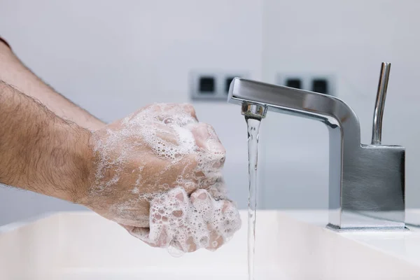 两只手洗手的男子在一个白色的现代堆中用肥皂泡沫 病毒预防 卫生和皮肤护理的概念 复制文字的空间 — 图库照片