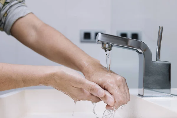 Две Руки Женщины Снимает Мыло Водой Белой Современной Куче Мылом — стоковое фото