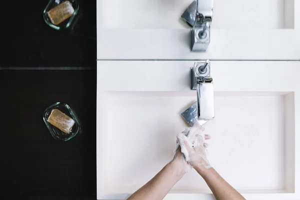 用肥皂泡沫 病毒预防 卫生和皮肤护理概念在白色现代堆栈中洗双手的倒影 复制文字空间 — 图库照片